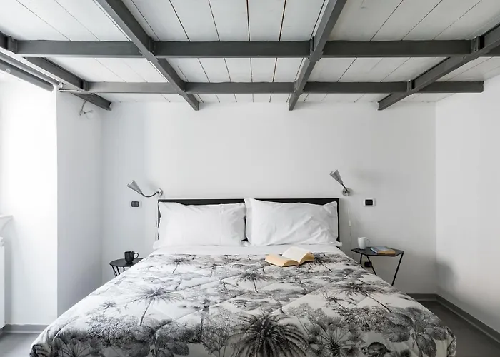 Spacious Modern Loft Steps From Trevi Fountain *