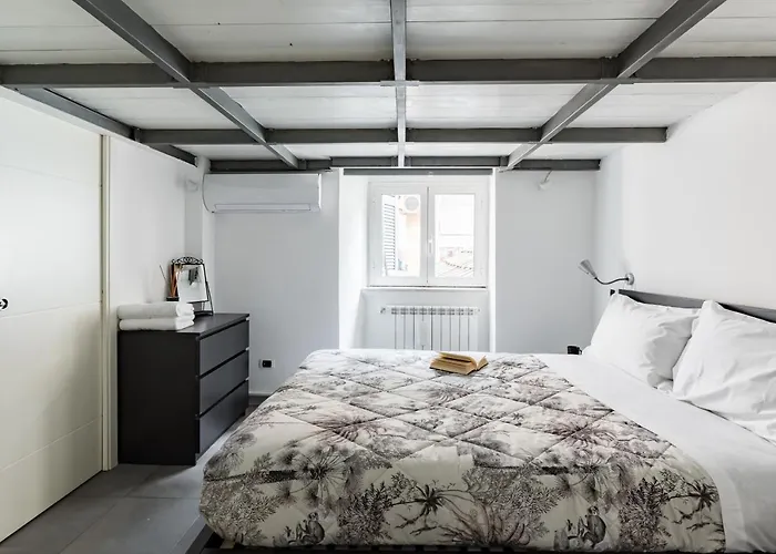 Spacious Modern Loft Steps From Trevi Fountain *
