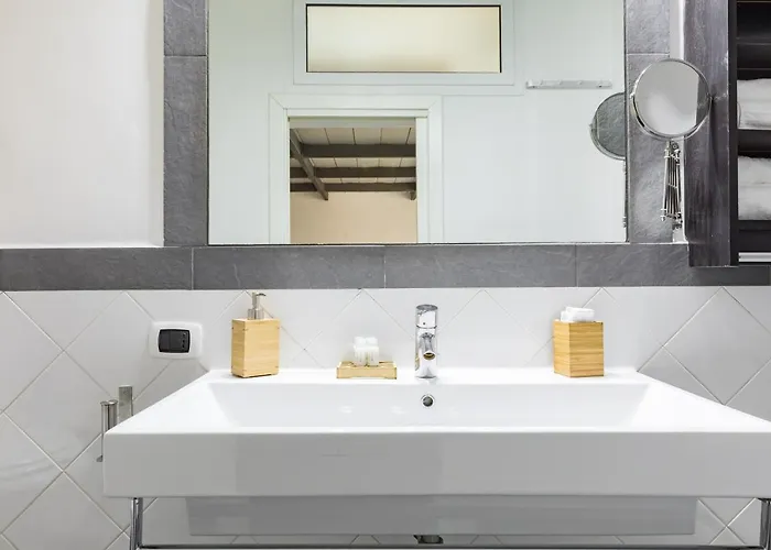 Spacious Modern Loft Steps From Trevi Fountain *
