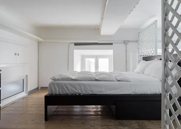 Spacious Modern Loft Steps From Trevi Fountain *