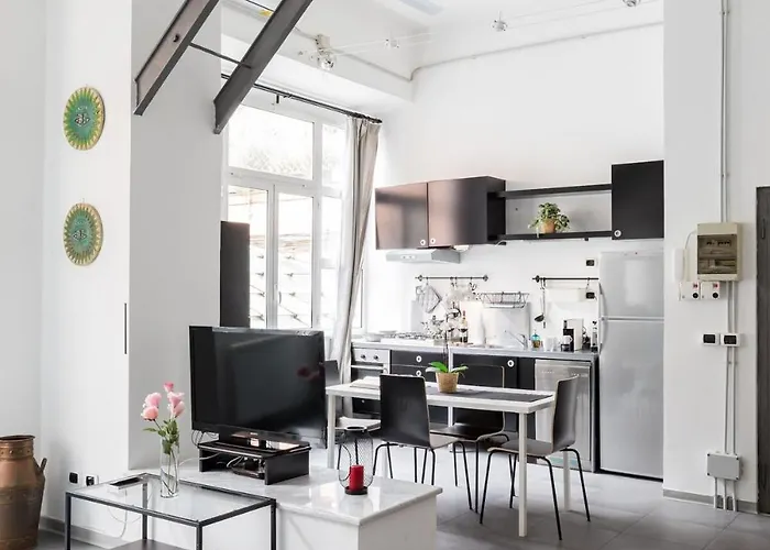 Spacious Modern Loft Steps From Trevi Fountain *