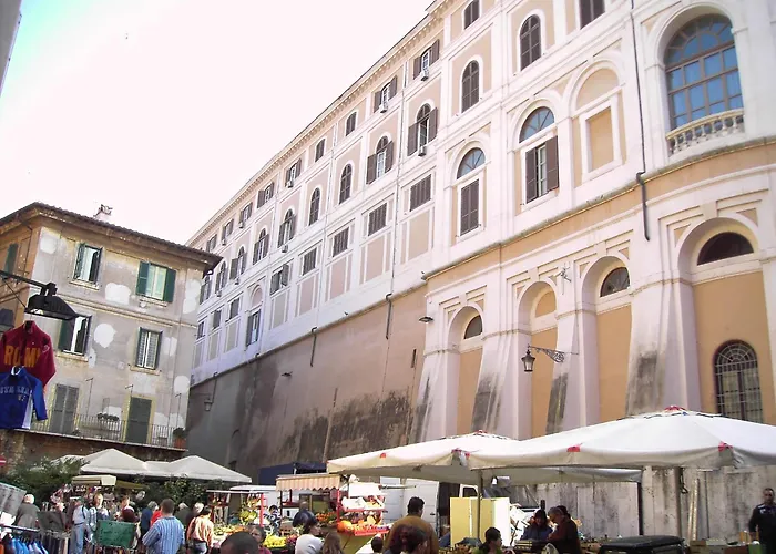 Spacious Modern Loft Steps From Trevi Fountain Rome
